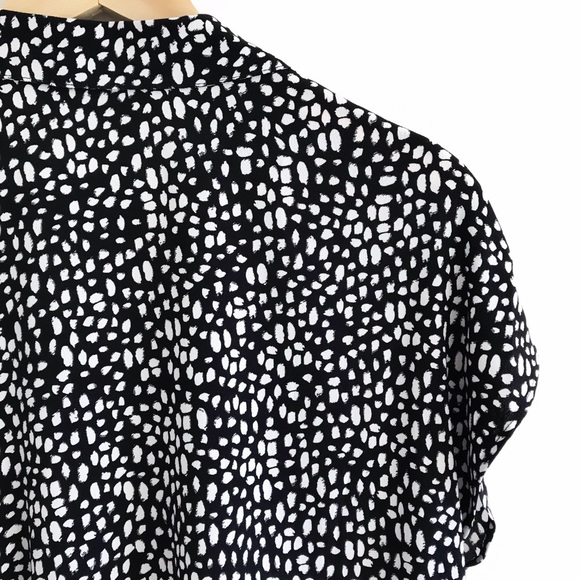 Reitmans leopard dot short sleeve button up - Picture 6 of 10